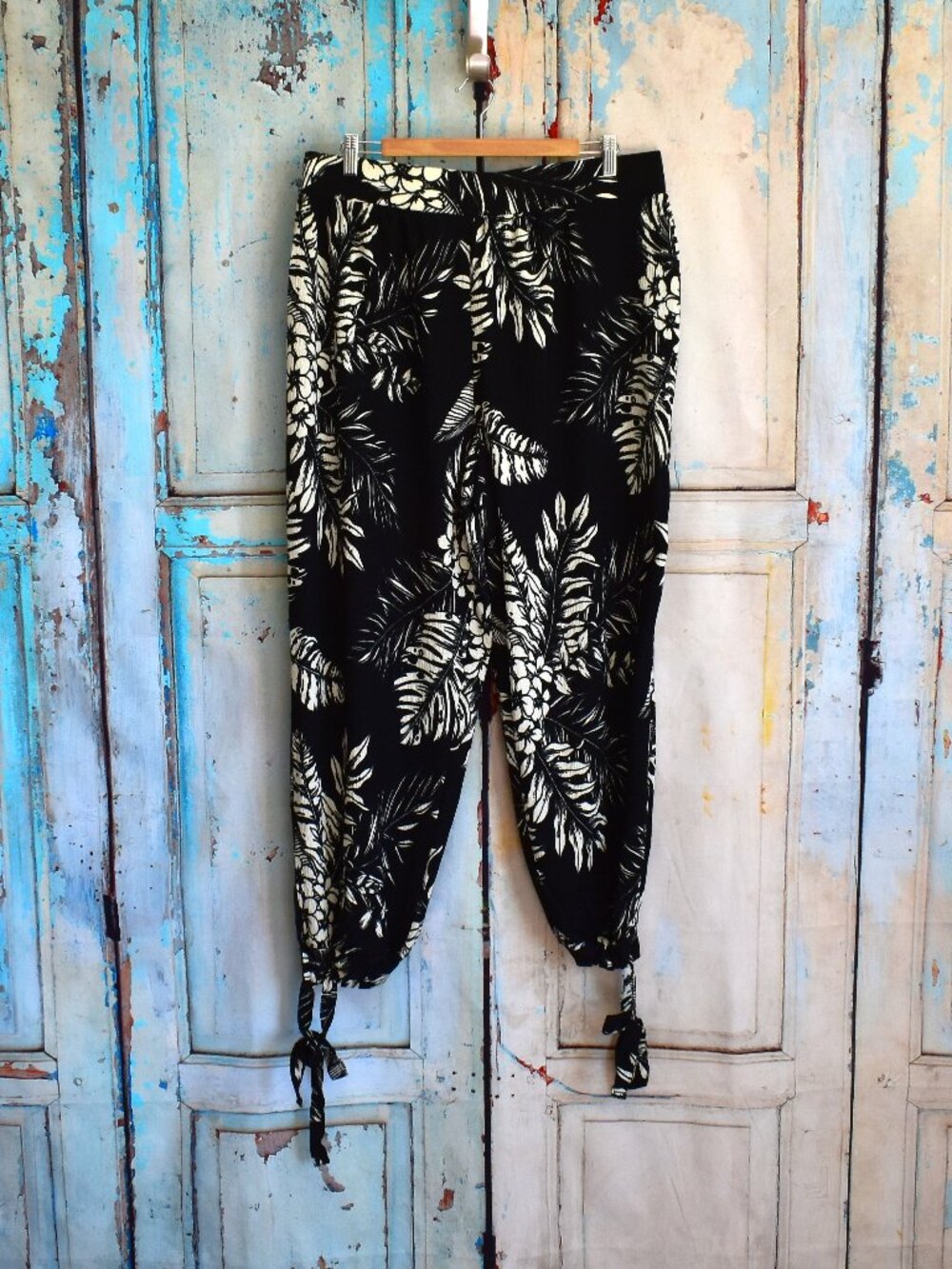 Women’s Autres Filles Tropical Leaf Print Tie Hem Pants LARGE Black NEW